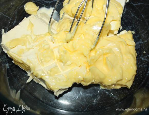 Подготовим крем. 
Размягченное сливочное масло взбиваем миксером. 