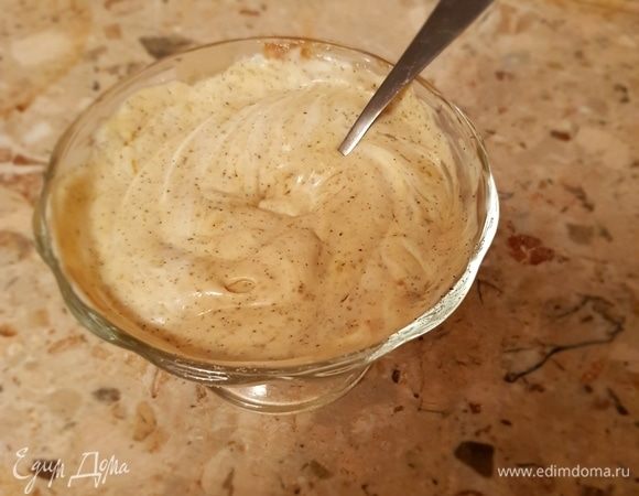 Для приготовления соуса нам просто нужно смешать все ингредиенты: майонез, мед, горчицу, соль и перец. 