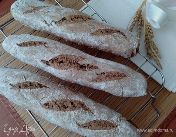 Готовые багеты остудить на решетке. При отламывании слышен характерный для багетов хруст корочки, а мякиш очень мягкий и нежный.