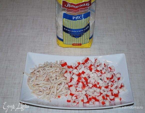 Вареные кальмары и крабовые палочки нарезать.     