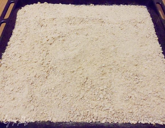 Отруби (у меня смесь овсяных и ржаных отрубей) высыпать на противень и подсушить в разогретой до 150°С духовке около 10 минут. Отруби не должны потемнеть, их нужно только немного подсушить.