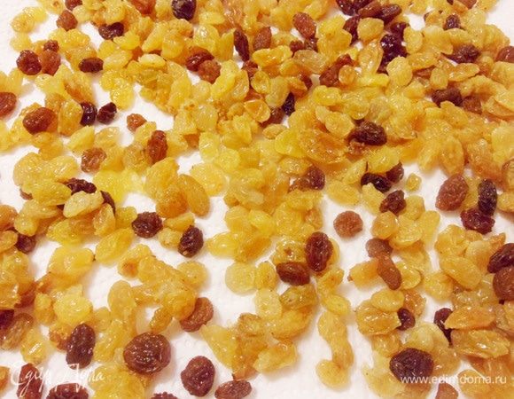 Затем слить воду и просушить на бумажном полотенце (у меня смесь темного и светлого изюма).