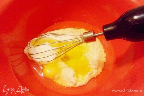 Оливковое масло соединить с кефиром (у меня домашний йогурт) и яйцами. Взбить все миксером.