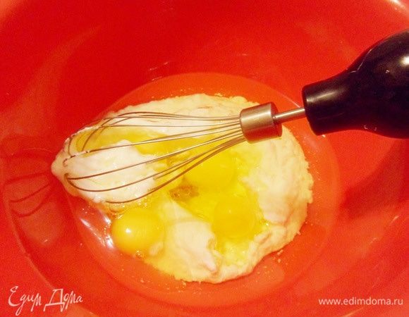 Оливковое масло соединить с кефиром (у меня домашний йогурт) и яйцами. Взбить все миксером.