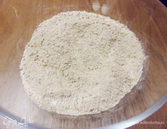 Подсушенные отруби смешать с мукой, сахаром, разрыхлителем, содой и солью.