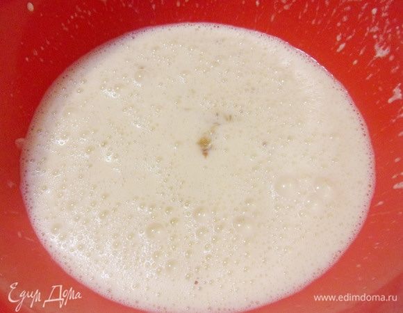 Изюм добавить в кефирно-оливковую массу и взбить погружным блендером, так чтобы 2/3 изюма измельчилось, а 1/3 осталась целой.