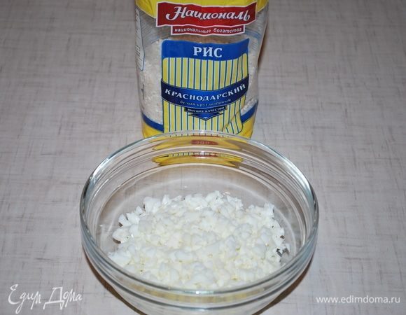 Нарезать вареные белки от 5 яиц.