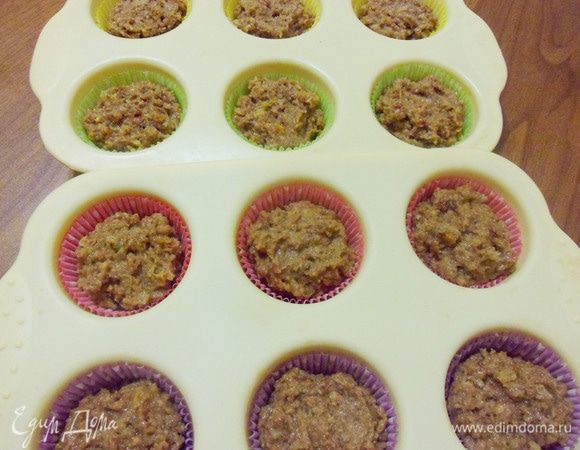 Выложить в них тесто.