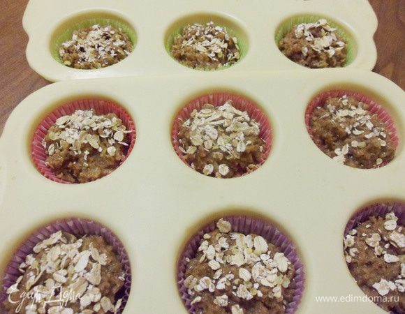 Посыпать овсяными хлопьями. 