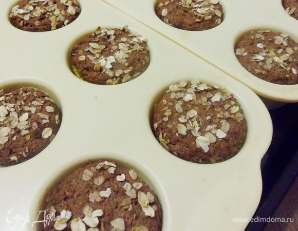 Выпекать маффины в духовке, разогретой до 200°С, в течение 30 минут.