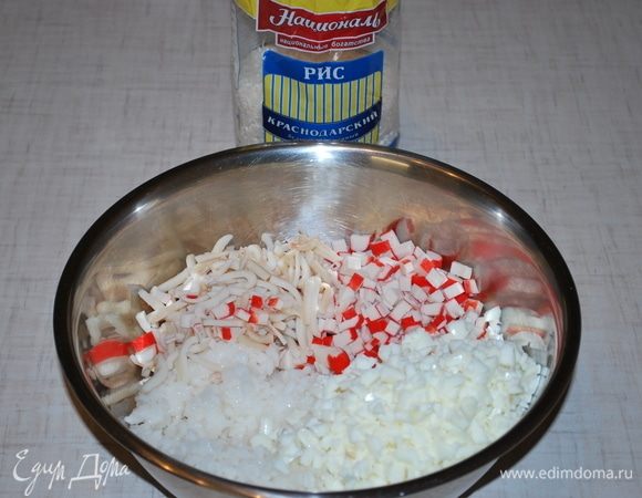  Соединить кальмары, белок, крабовые палочки и отварной рис. Добавить майонез и сметану. Все перемешать. Добавить соль и перец по вкусу.                                                                           