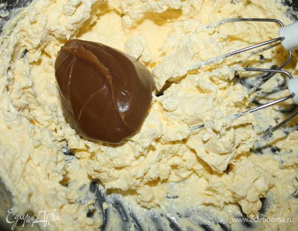 Далее небольшими порциями вводим сгущенное молоко вареное. 