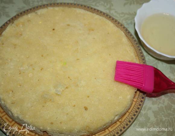 Первый корж пропитываем сиропом. 