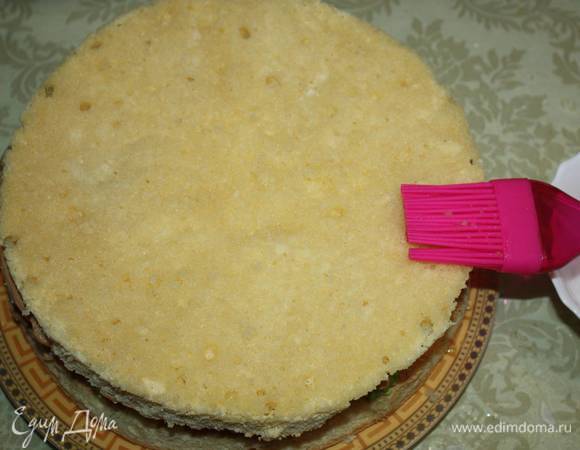 Сверху размещаем второй корж. Пропитываем сиропом. 