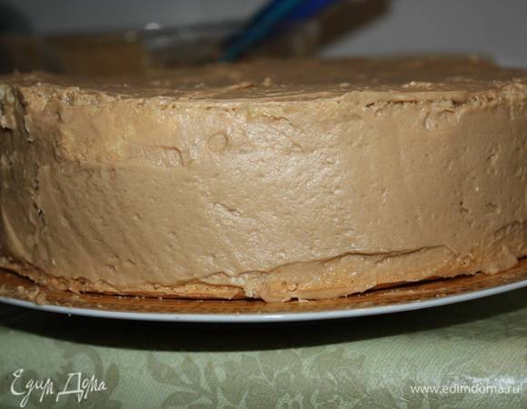 Бока и верх торта смазываем кремом. 
