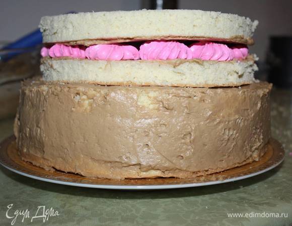 Подобным образом размещаем далее два коржа (меньшего диаметра) и смазываем кремом. 