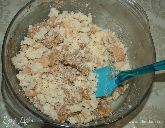 Обрезки от коржей нужно измельчить и смешать с оставшимся кремом. Из полученной массы сформировать основание для елочки. 
Нужно оставить немного крема, он понадобится для оформления елочки цветным безе. 