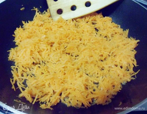 На мелкой терке натереть морковь, обжарить на сковороде с добавлением сливочного масла.