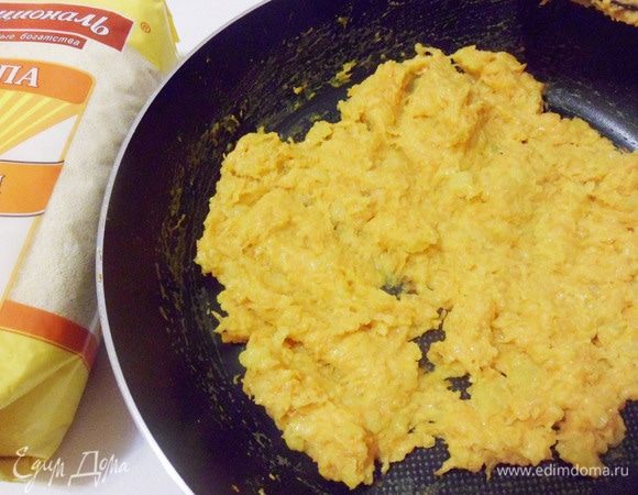 Варить, постоянно помешивая, около 5–7 минут. Дать остыть морковной смеси.