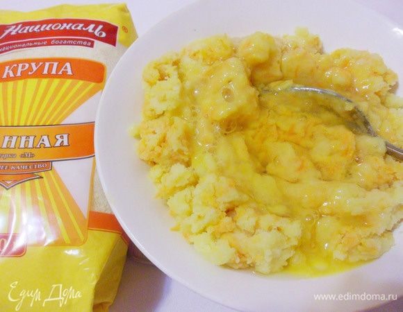 Смешать протертый картофель и морковную массу, добавить яйцо. Посолить, поперчить по вкусу.