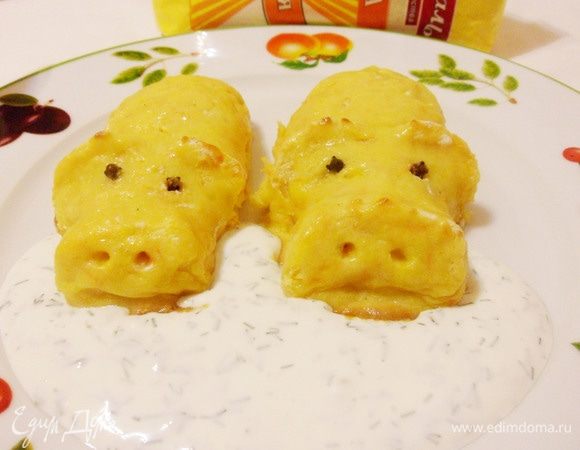 Сметану (йогурт) смешать с зеленью (у меня укроп). Налить соус в тарелку, выложить «бегемотиков». Дети, к столу!