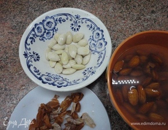 Накануне вечером я залила миндаль кипятком и через 15 минут очистила его от кожицы. Оставила на ночь высыхать при комнатной температуре. 