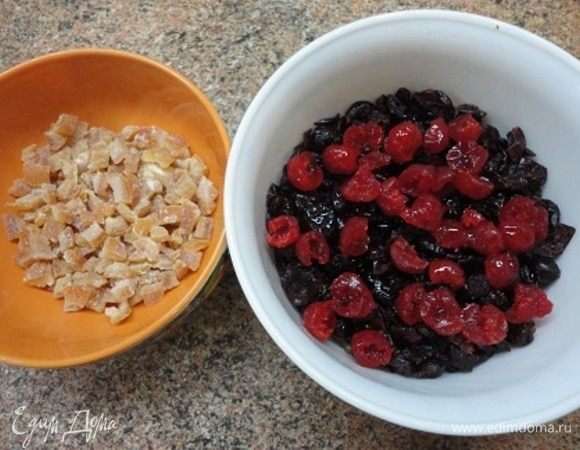 Цукаты и сухофрукты залить алкоголем и оставить мариноваться на ночь.