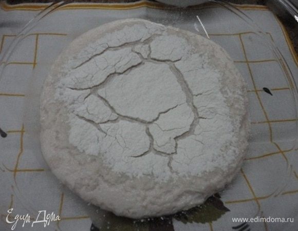 Дрожжи развести в теплом молоке с 1 ст. л. сахара. Посыпать 0,5 стакана муки. Оставить в теплом месте на 15 минут. Дрожжи «оживут», а на муке появятся трещины.