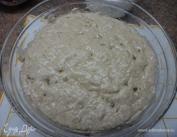 В «ожившие» дрожжи добавить оставшийся сахар, мягкое сливочное масло,соль, яичные желтки, лимонную цедру, пряности и примерно половину муки, перемешать и оставить на 30 минут.