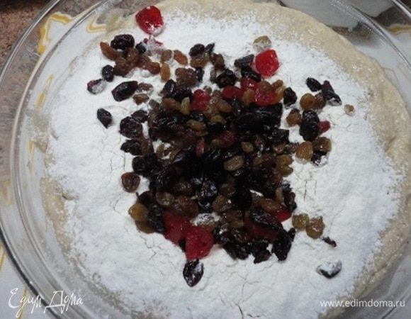 Сухофрукты выкладывать на тесто частями, пересыпая мукой. Так они равномернее распределятся. Замесить тесто. Оставить еще на 1 час.