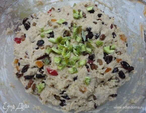 Когда уже замесила тесто с цукатами, захотелось добавить еще чего-нибудь зелененького.