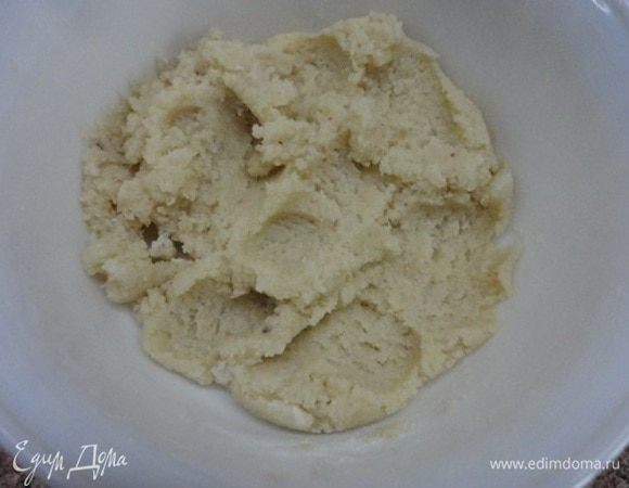 Перемешать и сформовать валик длиной 30 см.