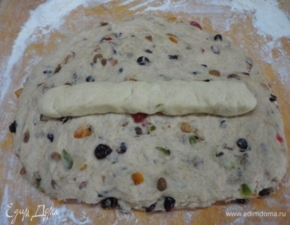 Тесто раскатать в овал, выложить на середину марципан и накрыть его половиной теста.