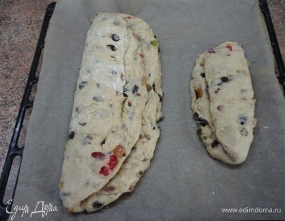 Я сформовала большой штолен с марципановой массой и маленький без нее, для пробы сразу после выпечки.