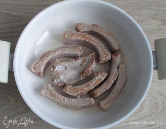 На растопленном сале или на смальце обжарьте ребра со всех сторон так, чтобы они как бы запечатались и слегка зарумянились.
Подготовленные ребра уберите на блюдо или в посуду, в которой затем будет томиться пряженина (толстостенная кастрюля, чаша мультиварки, горшочки и т.п.).
Я продолжу готовить в этой же глубокой сковороде, т.е., когда в ней будет готов соус, то верну ребрышки обратно.