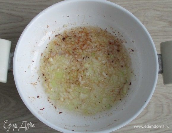 На образовавшемся ароматном жиру обжарьте нашинкованный лук. 