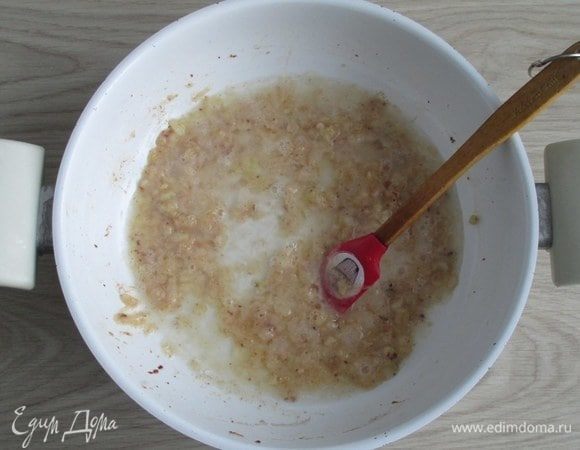 Порциями и при помешивании вливайте в муку теплую воду до консистенции жидковатой сметаны или еще пожиже, в зависимости от того, сколько ароматного соуса хотите получить в итоге.