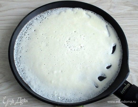 По любому рецепту, который вам нравится на сайте «Едим Дома» или прижился в вашем меню, напеките блинчики.