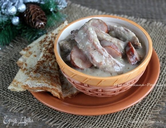 Праздничное блюдо русской кухни готово!
Подавайте пряженину с блинами, их макают в образовавшийся густой мясной соус.
Приятного аппетита!