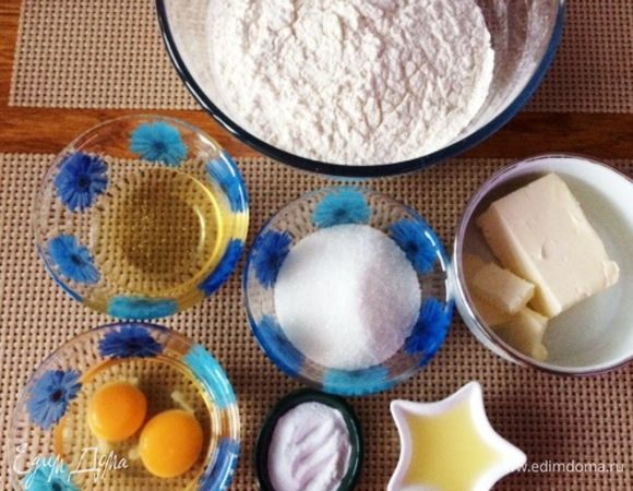 Подготовим все необходимые ингредиенты, чтобы были под рукой.
Муку просеиваем. Масло сливочное топим, оно нам понадобится горячим.