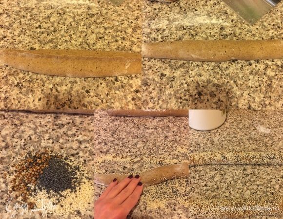 На рабочую поверхность высыпать мак, кориандр, кунжут и перемешать. Затем обвалять багеты в этой смеси.