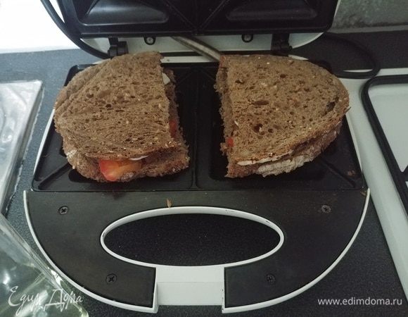 Сверху накрываем вторыми половинками наших кусочков хлеба и на 1 минуту (или столько, сколько понадобится, чтобы сыр расплавился, и хлеб стал хрустящим) помещаем в разогретый тостер. 