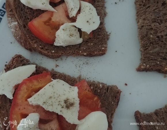 На каждую половинку кладем по 2 кусочка помидора и по 2 кусочка моцареллы (можно из двух кусочков сделать несколько маленьких). Сверху солим и перчим по вкусу.