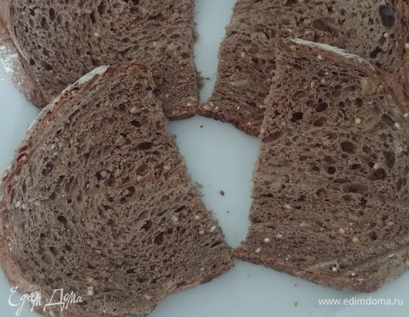 Кусочки хлеба режем пополам.