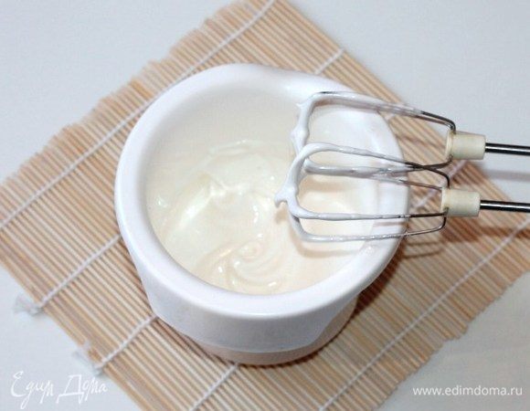 Взбиваем миксером яичные белки с маленькой щепоткой соли. Добавляем 2 ст. л. сахара, взбиваем до пиков.