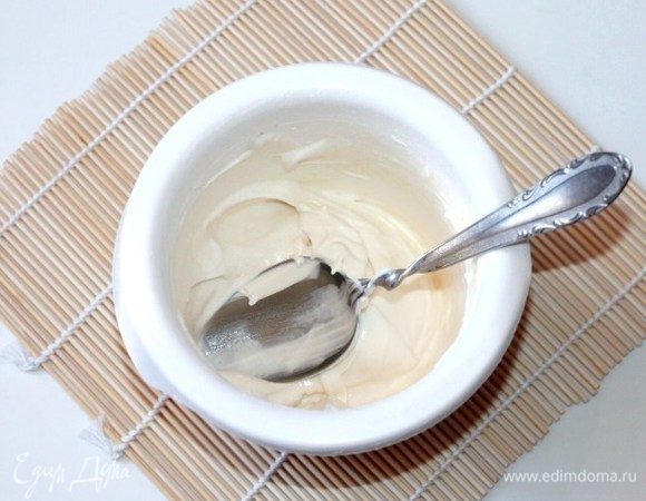 Добавляем во взбитые белки 2 ст. ложки просеянной муки (с горкой), перемешиваем.
