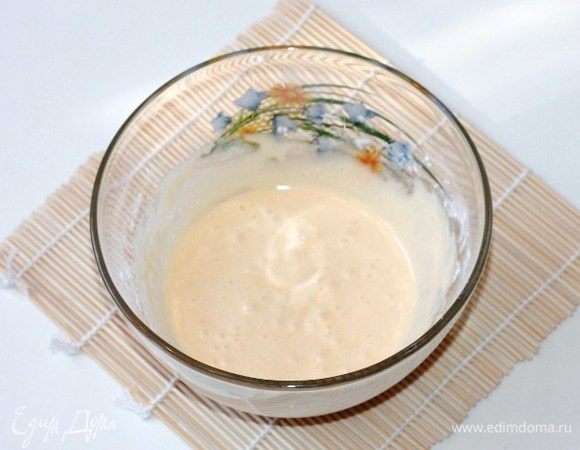 Яичные желтки взбиваем миксером с 2 ст. л. сахара. Добавляем ванилин, молоко, подсолнечное масло, перемешиваем.
Затем добавляем просеянную муку (2 ст. л. с горкой) и разрыхлитель, взбиваем миксером до однородной массы.