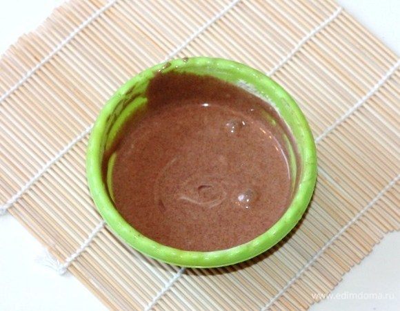 Смешиваем в небольшой миске: 2 ст. л. желтковой смеси, 2 ст. л. белковой смеси и какао-порошок.
