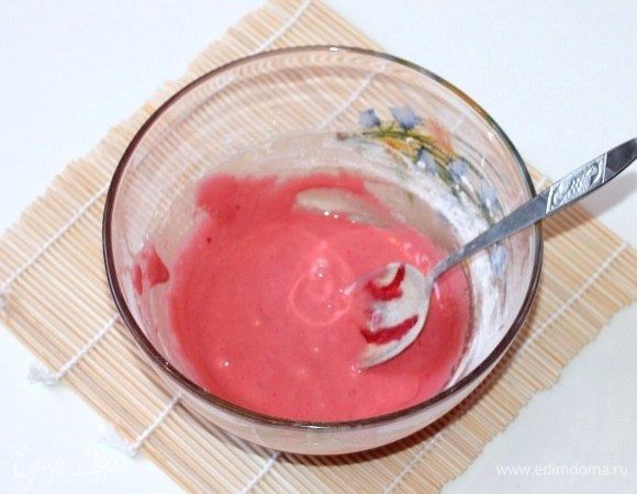 В оставшуюся желтковую смесь добавляем 1 ст. л. муки и 1 ст. ложку джема, перемешиваем. У меня вместо джема густая, протертая с сахаром малина. 
Тесто в малиновой, шоколадной и белковой смесях по густоте одинаковое, с ложки не падает. 
