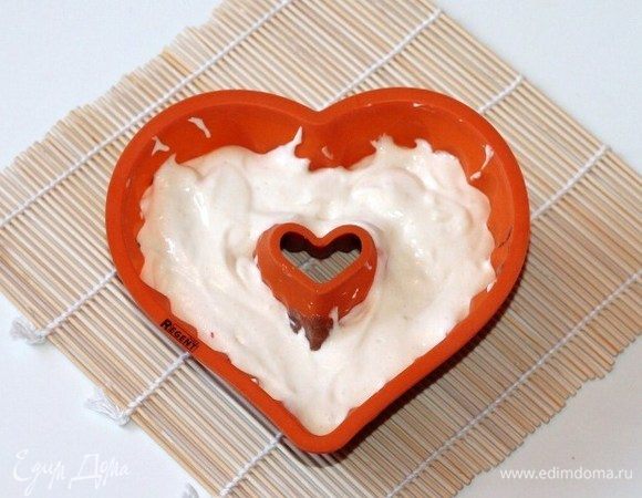 Затем выкладываем белковую смесь. Разравнивать не обязательно, неровные слои красивее выглядят в готовой выпечке.
